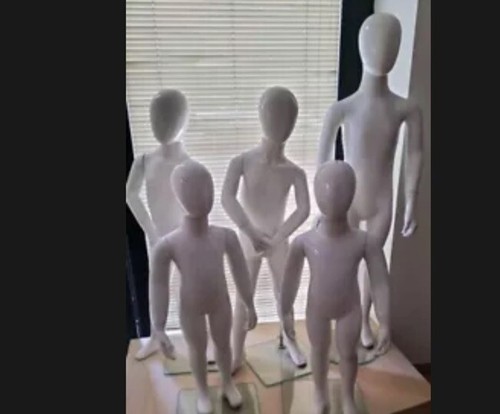 Tre manichini bambini - tre,