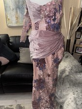 Abito con paillettes rosa e