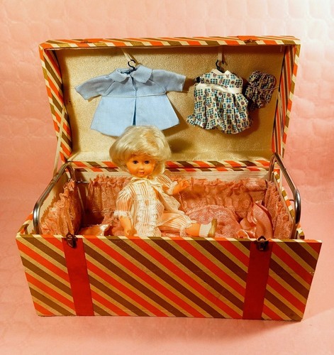Doll nel baule con abiti - -con,