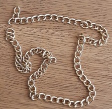 Catena in metallo ottonato. Colore oro lucido