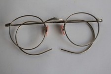 Vecchio paio di occhiali