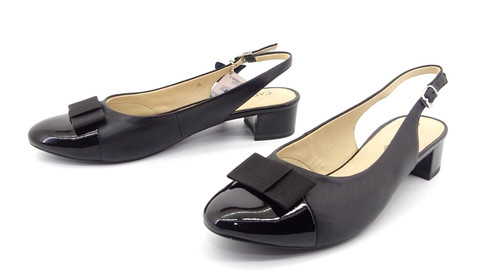 Caprice décolleté slipper