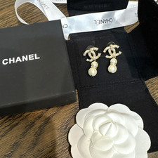 Orecchini Chanel CC A21 C con