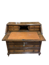 Antico cassettone con ribalta