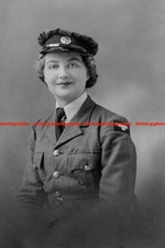 F024130 Elegant young woman