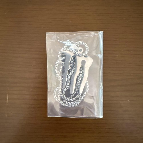 Collana con ciondolo logo