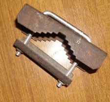 VECCHIA MANIGLIA  IN FERRO E ALLUMINIO COMPLETA DI VITI -