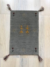 Tappeto piccolo tribale fatto