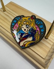 Spilla pin in smalto Sailor Moon & Luna cuore - NUOVO