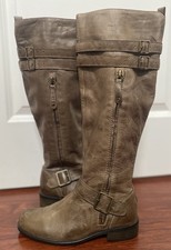 Stivali alti nuovi senza