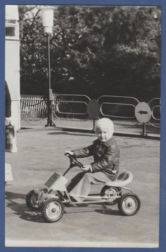 Bellissimo bambino cavalca una