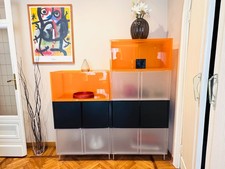 Composizione mobile contenitore Kartell colori arancione, bianco e nero