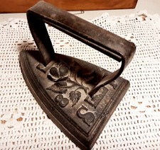 Antico ferro da stiro in ghisa