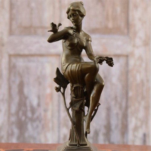 Statua donna bronzo uccellino