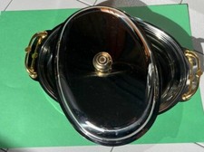 VASSOIO IN ACCIAIO CON FINITURE DORATE CON MANIGLIE RIALZATE E COPERCHIO