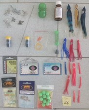Kit n. 66 Articoli per la pesca Ami, Bombarde, fili, artificiale, canna, ...
