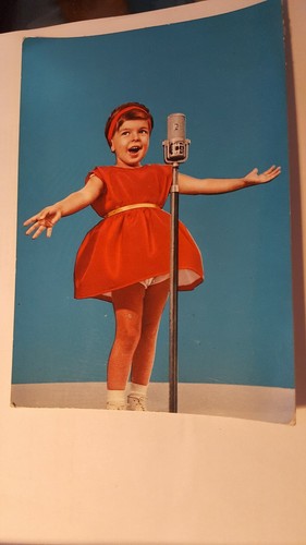 Cartolina bambina che canta - bambina,