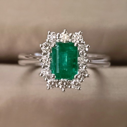 Anello fiore con smeraldo - con,