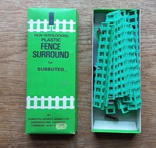 Vintage Subbuteo C108 recinzione surround set con scatola e tabellone segnapunti metà tempo C111
