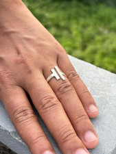 Anello a barra minimalista