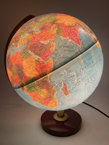 Mappamondo illuminato vintage