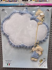 FIOCCO NASCITA COCCARDA FUORI PORTA RICAMARE PUNTO CROCE ORSI SU NUVOLA AZZURRO