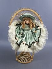 Bambola porcellana su poltrona vimini artigianato italiano vintage fine XX Sec.