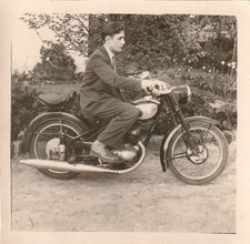Foto d'epoca uomo su moto DKW