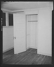 Case per la Gran Bretagna. Armadio in camera da letto di casa modello prefabbricato eretto da