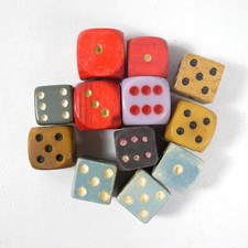 LOTTO STOCK 12 DADI DA GIOCO COLORATI VINTAGE ANTICHI IN LEGNO e BACHELITE DICE