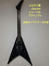 Chitarra elettrica Charvel by Jackson Flying V nera con custodia morbida