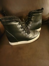 Stivaletto nero con zeppa e