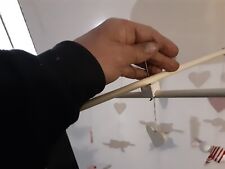 BELLISSIMO DA APPENDERE SOPRA CULLE O PASSEGGINI PER NEONATI TUTTO IN LEGNO ANNI