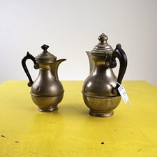 coppia di brocche vintage in metallo con manico in legno