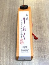 DAIKO Incenso Riraku Profumo di Osmanto 80 mm 15 bastoncini con supporto Made...