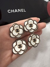 LOTE de CUATRO botones CHANEL