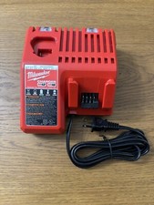 Milwaukee 12-18V Caricabatterie- Rossa