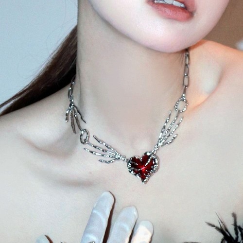 Collana cuore rosso gotico