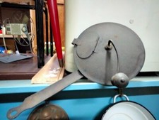 Vecchio tosta caffè o cereali da fuoco