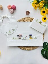 Set Lenzuolino carrozzina ricamato a mano cotone percalle TC350 con bavetta