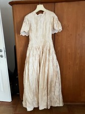 Vestito da sposa in seta color avorio con farfalle