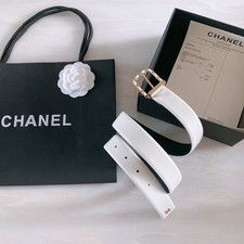 Cintura Chanel, donna bianca