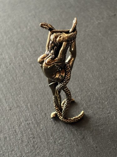Donna con serpenti ottone - donna,