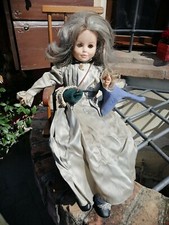 Bambola Vintage Su Sedia A DONDOLO In Legno.