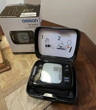 OMRON RS7 Intelli IT Misuratore di Pressione da Polso 