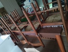 Tavolo Con Sedie 8/10 Posti. Vendo Per Inutilizzo. Il Tavolo é massiccio .