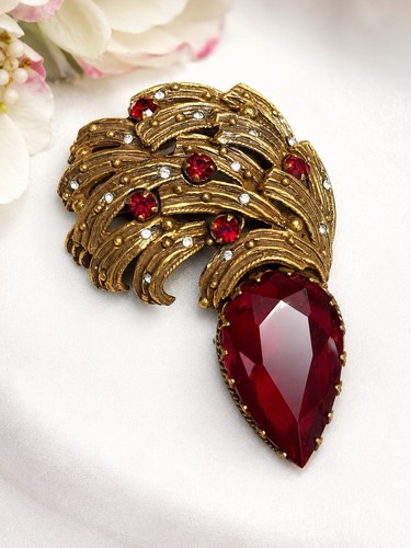 Elsa schiaparelli medusa plume - elsa,