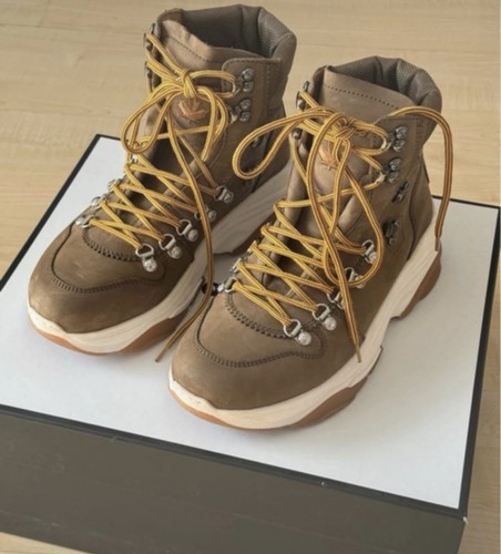 Stivali sneaker alti - , stringati