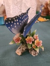 Farfalla Capodimonte Fabar con fiori su ceppo albero porcellana vibrante 
