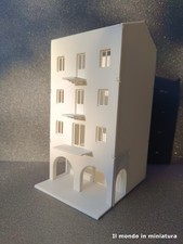 Casa completa per plastico H0 con portici, tre piani, tre terrazzi e negozio.